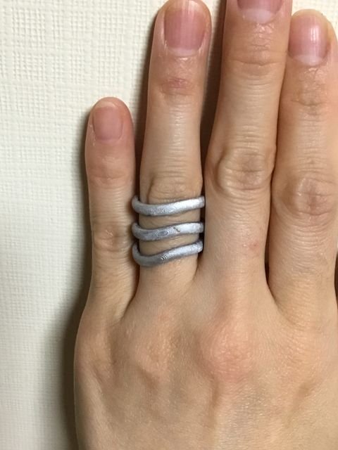 指にはめた銀色の樹脂製試着リング3本（S字ラインの違いを比較）